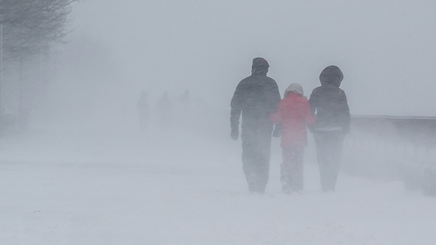 Spaziergänger im Schneesturm