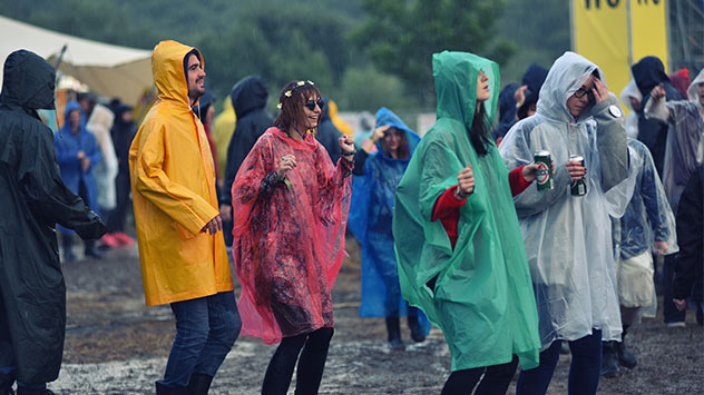 Menschen in Regenkleidung