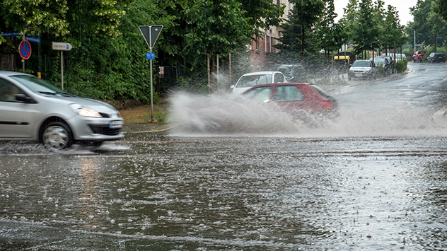 Autos auf überfluteter Straße.